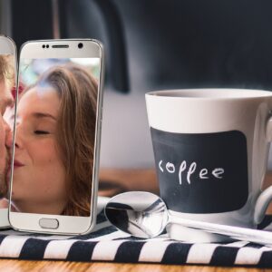 Ilustración de una pareja comunicándose a distancia con sus teléfonos