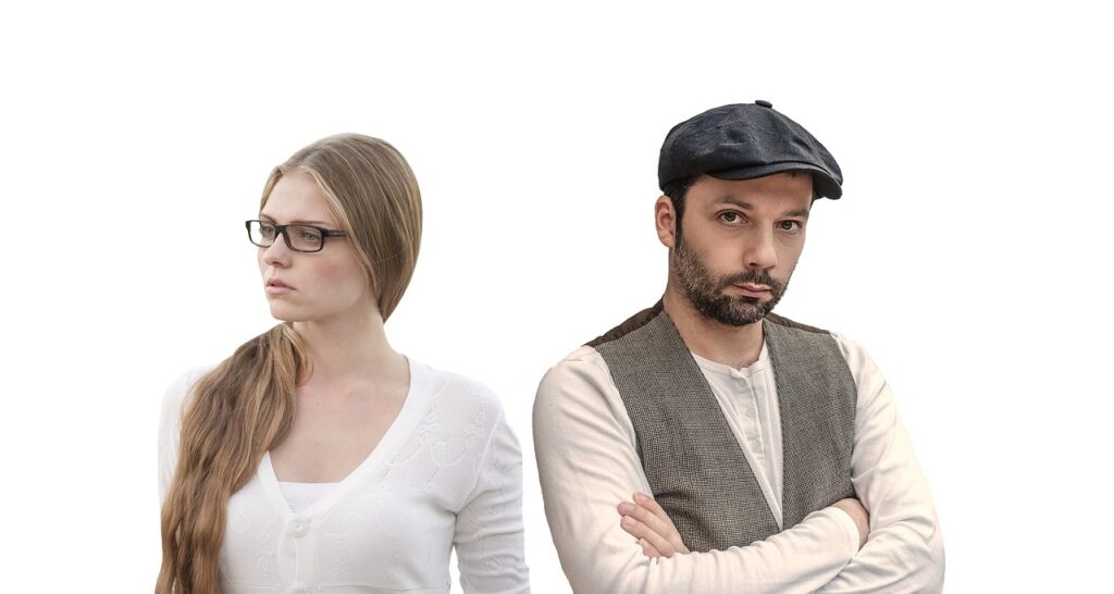 Pareja distanciada después de una discusión