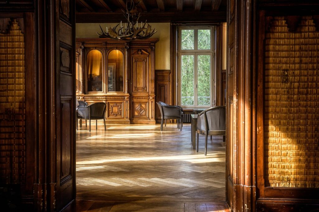 Sala de estar luminosa con piso de madera y luz natural