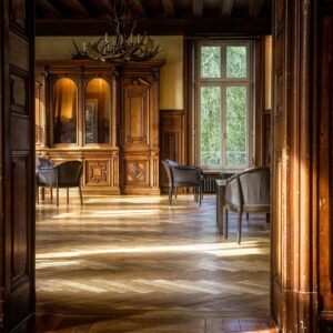 Sala de estar luminosa con piso de madera y luz natural