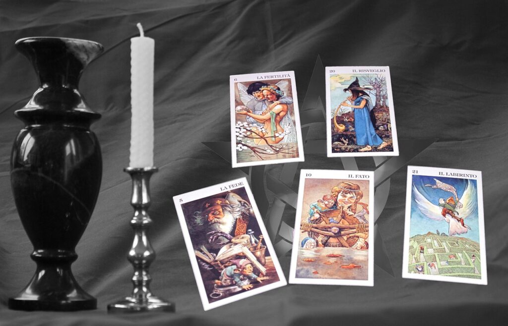 Cartas de tarot junto a una vela encendida durante una lectura