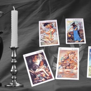Cartas de tarot junto a una vela encendida durante una lectura