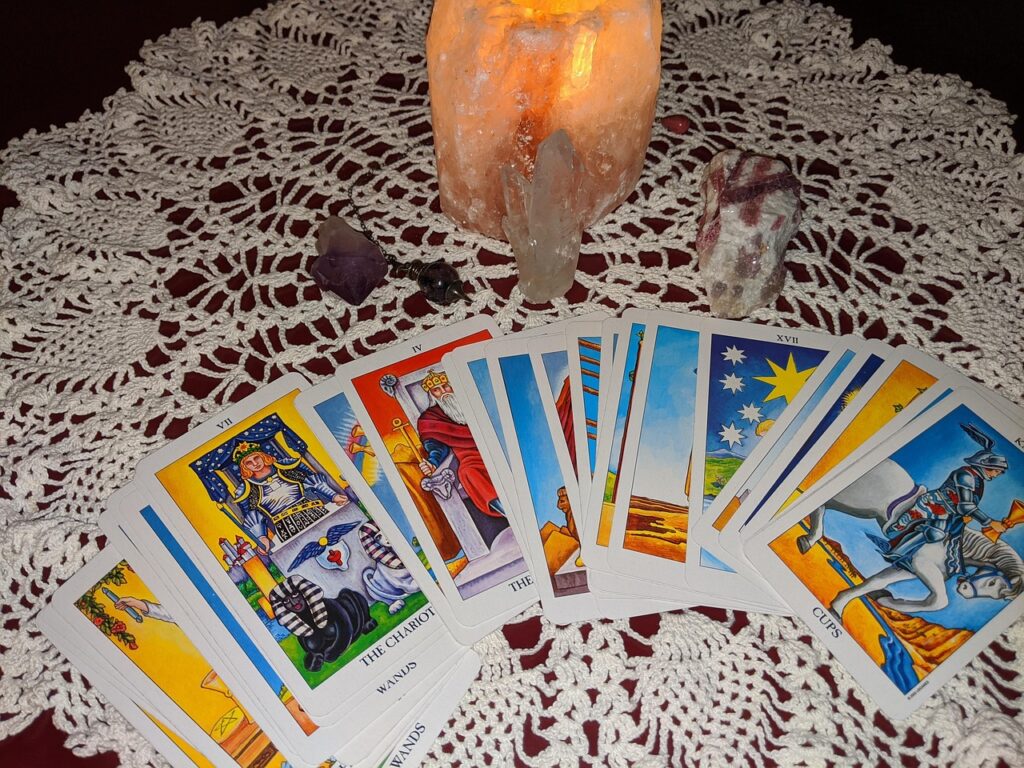 Cartas de tarot sobre la mesa para una tirada de tres cartas de pareja