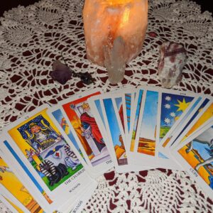 Cartas de tarot sobre la mesa para una tirada de tres cartas de pareja