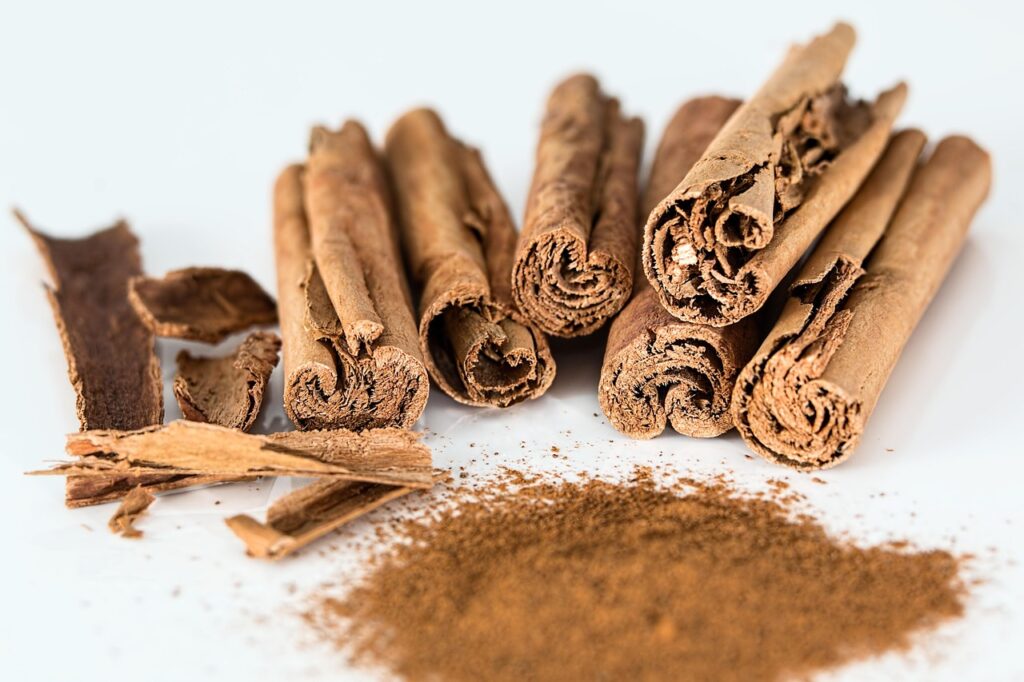 Ramas de canela y canela en polvo sobre una superficie