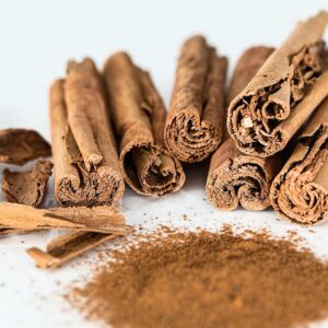 Ramas de canela y canela en polvo sobre una superficie