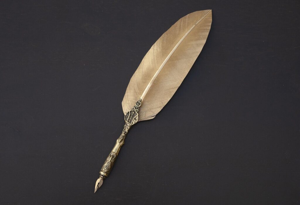 Pluma estilográfica sobre un cuaderno para escribir