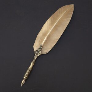 Pluma estilográfica sobre un cuaderno para escribir