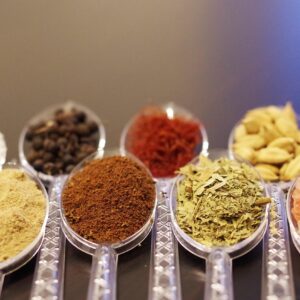 Canela, sal y especias en cucharas para una limpieza energética del hogar