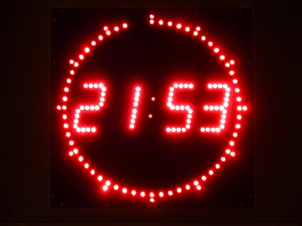 Reloj digital mostrando la hora en números luminosos
