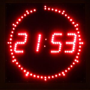 Reloj digital mostrando la hora en números luminosos