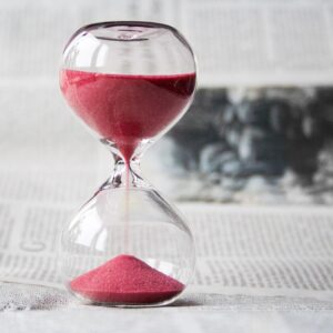 Reloj de arena que representa la espera tras un amarre o endulzamiento
