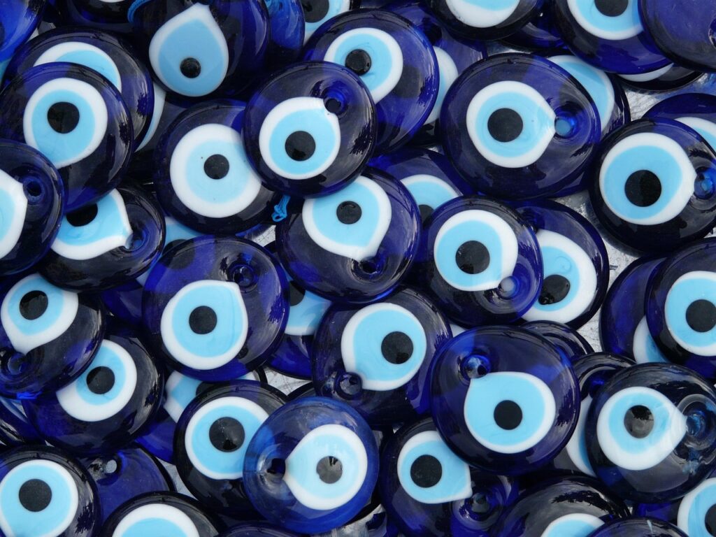 Amuletos de vidrio azul con forma de ojo, conocidos como nazar
