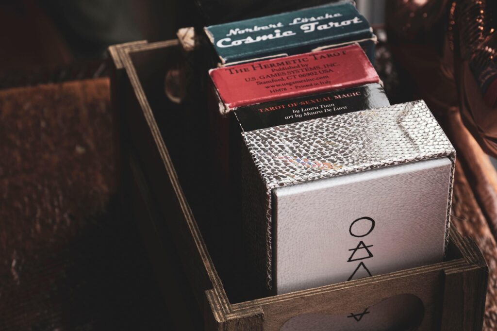Varias barajas de tarot con sus cajas sobre una mesa