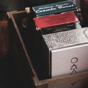 Varias barajas de tarot con sus cajas sobre una mesa