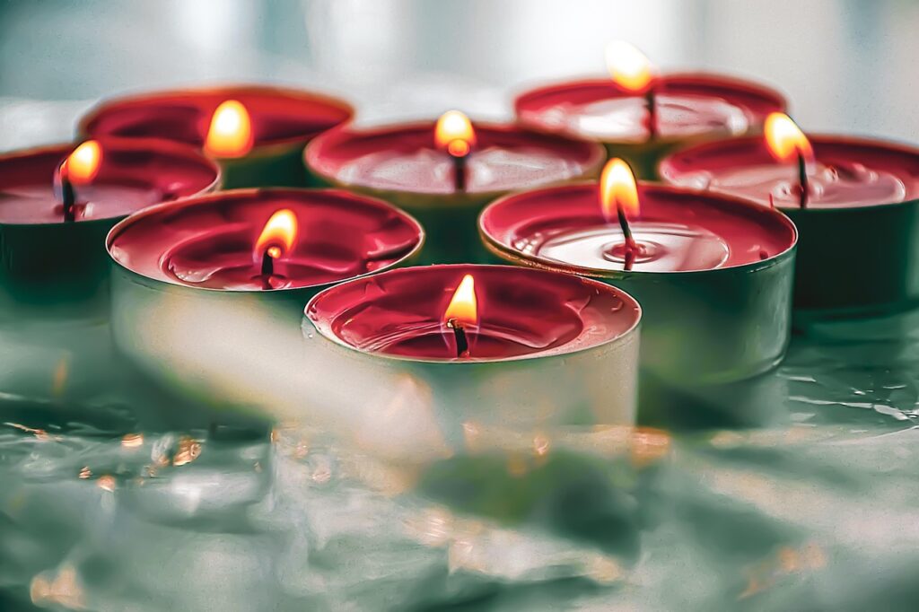 Velas pequeñas encendidas en un ambiente tranquilo