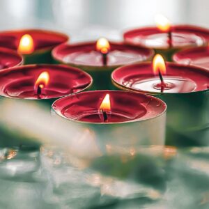 Velas pequeñas encendidas en un ambiente tranquilo