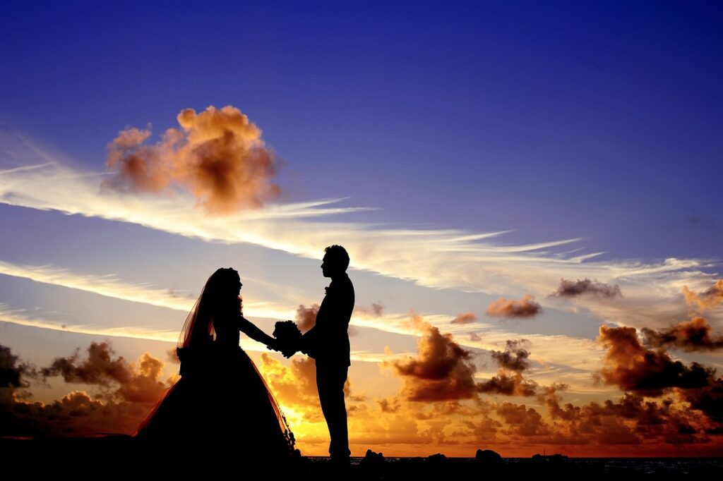 Silueta de una pareja tomada de la mano al atardecer