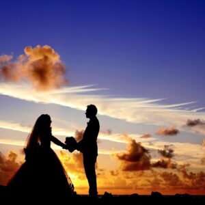 Silueta de una pareja tomada de la mano al atardecer