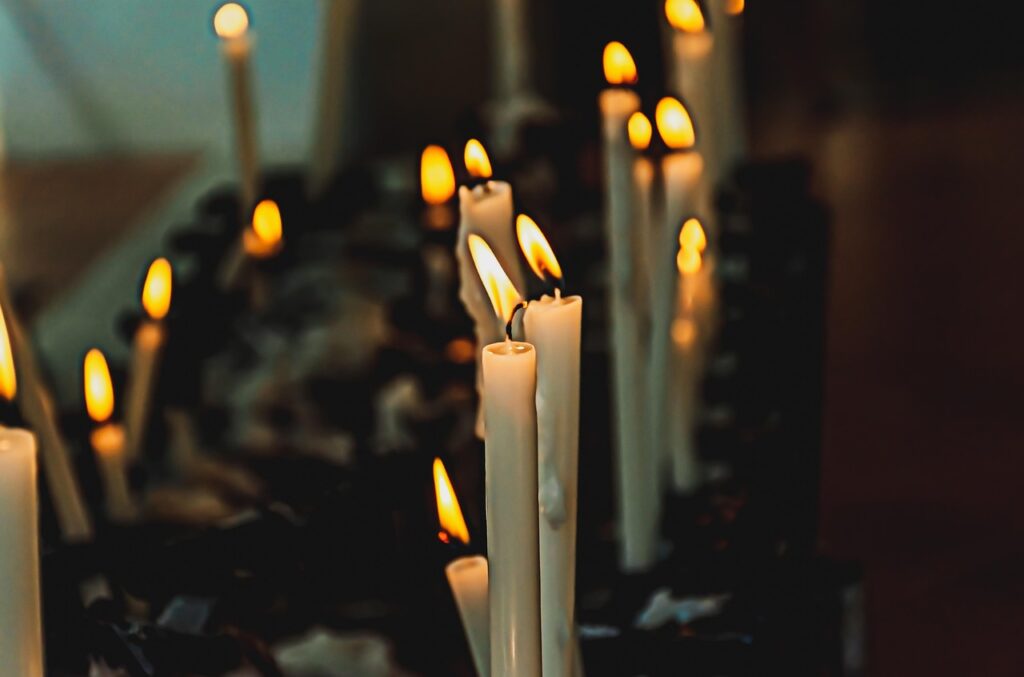Velas encendidas en la oscuridad, reflexión sobre las consecuencias de los amarres