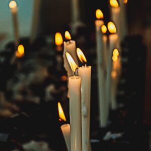 Velas encendidas en la oscuridad, reflexión sobre las consecuencias de los amarres