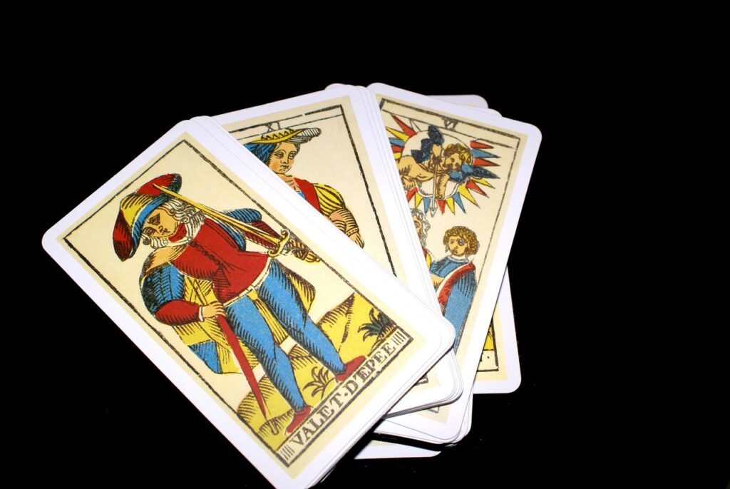 Cartas de tarot extendidas sobre una mesa para practicar la lectura