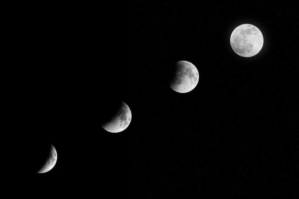 Secuencia de las fases de la Luna en el cielo nocturno