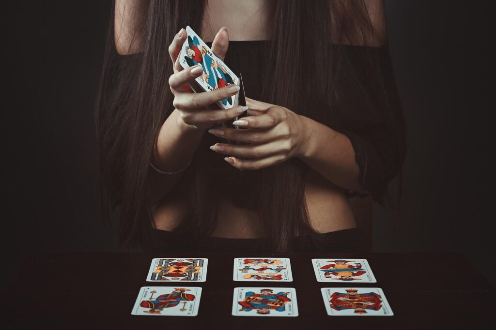Manos barajando cartas de tarot antes de leerse el tarot a uno mismo