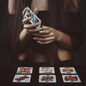 Manos barajando cartas de tarot antes de leerse el tarot a uno mismo