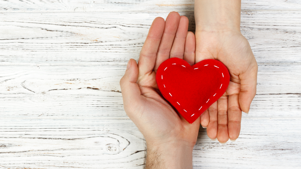Manos de una pareja formando un corazón, horóscopo del amor de hoy