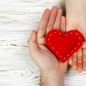 Manos de una pareja formando un corazón, horóscopo del amor de hoy