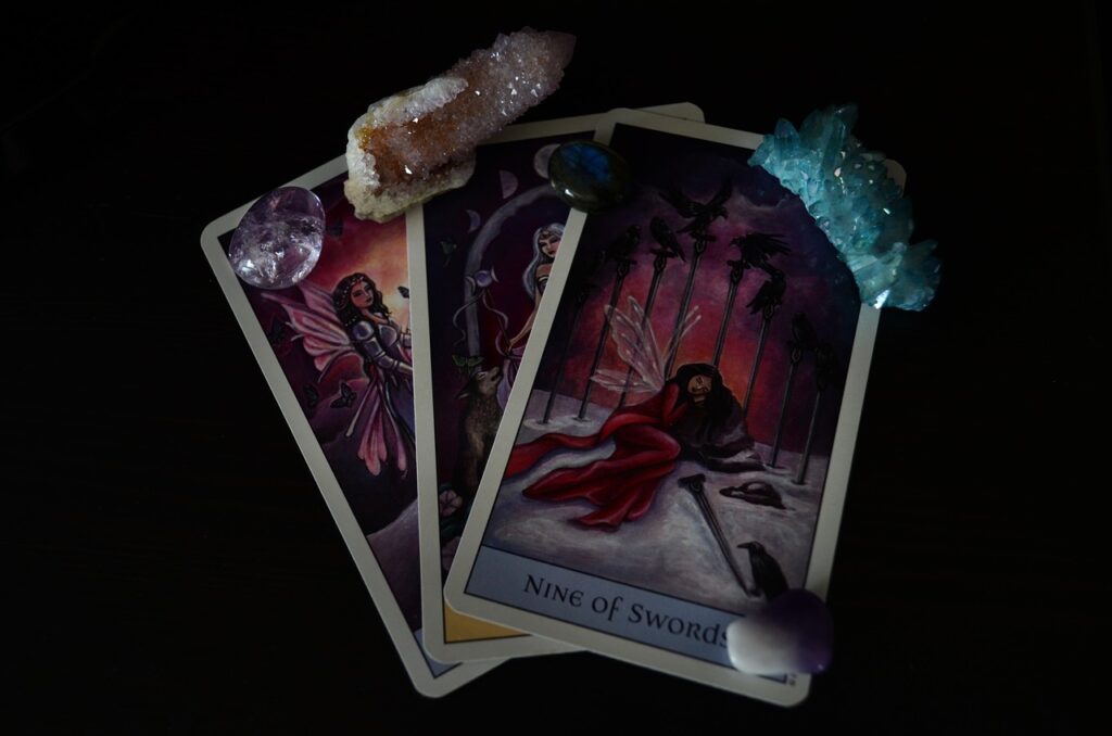 Cartas de tarot junto a cristales de amatista listas para limpiar con la luna llena