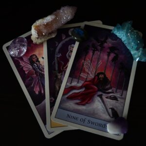 Cartas de tarot junto a cristales de amatista listas para limpiar con la luna llena