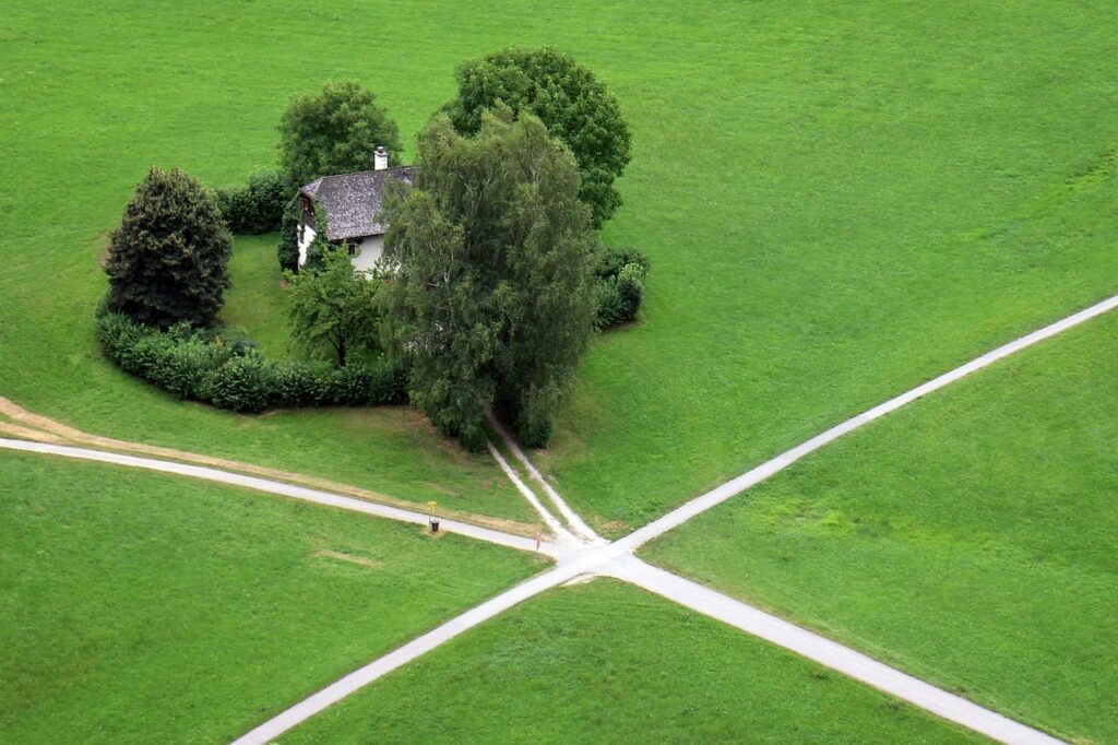 Cruce de caminos en el campo que se abre en dos direcciones