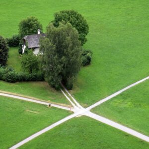 Cruce de caminos en el campo que se abre en dos direcciones